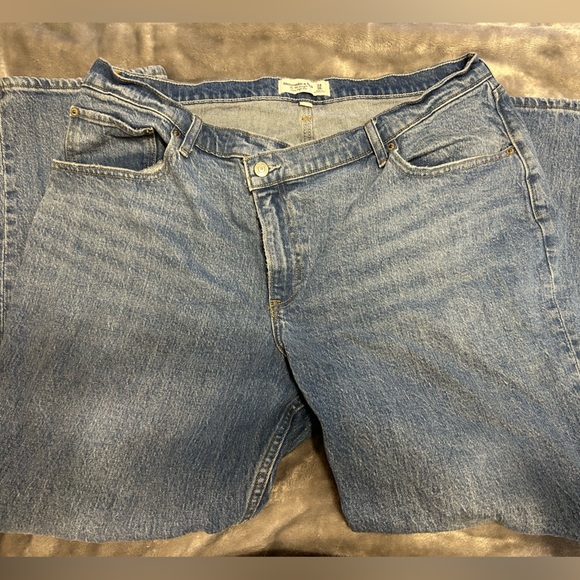 Abercrombie & Fitch Curve Love Ultra High Rise 90s Straight Jean 34short - Picture 3 of 5